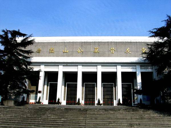 成都市磨盘山公墓实景1